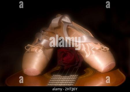 Rosa Satin Pointe Ballettschuhe Rote Rose Gitarre Stockfoto