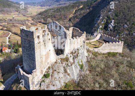 Eine aereial Ansicht der alten Burg Pietrapelosa, renoviert, zwischen Buzet und Livade, Istrien, Kroatien Stockfoto