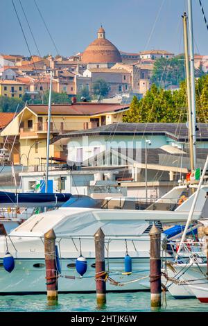 Blick auf den Duomo di San Flaviano vom Südhafen von Giulianova, Italien Stockfoto
