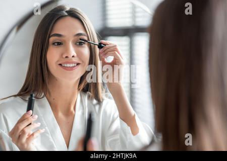 Make-Up. Schöne Junge Frau Anwendung Mascara Auf Wimpern, Getting Ready Im Badezimmer Stockfoto