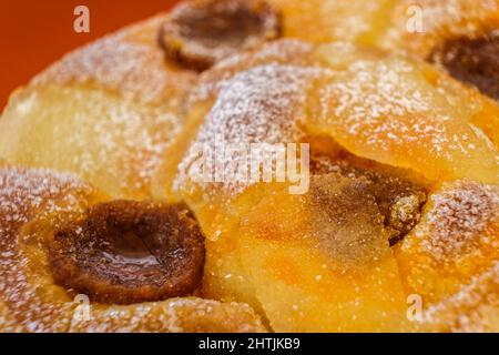 Ensaimada dels Darrers stirbt, dekoriert mit Sobrassada und Kürbis, typisch für die letzten Tage vor Beginn der Fastenzeit, Mallorca, Spanien Stockfoto