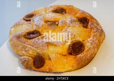 Ensaimada dels Darrers stirbt, dekoriert mit Sobrassada und Kürbis, typisch für die letzten Tage vor Beginn der Fastenzeit, Mallorca, Spanien Stockfoto