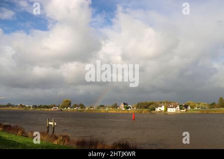 Deichstraße entlang des Flusses Hollandsche IJssel in Nieuwerkerk aan den IJssel in den Niederlanden Stockfoto