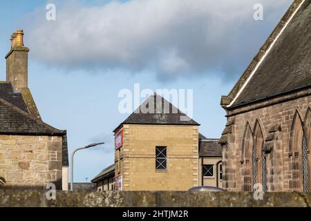 25. Februar 2022. Elgin, Moray, Schottland. Dies ist ein Blick auf einige der unterschiedlichen architektonischen Entwürfe von Dächern in Elgin. Stockfoto