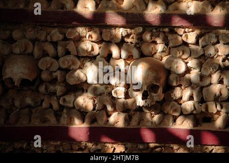 Capela dos Ossos, Knochenkapelle, ein Beinhaus in Faro in Portugal, das zur Barockkarmeliterkirche Nossa Senhora do Carmo aus dem 18. Jahrhundert gehö Stockfoto