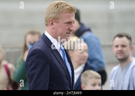 Der Abgeordnete Oliver Dowden - Minister ohne Portfolio - verlässt die Downing Street über die Horse Guards Road nach einer Kabinettssitzung am 28.. Februar 2022 Stockfoto