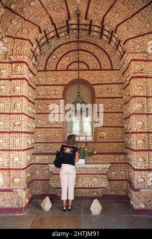 Capela dos Ossos, Knochenkapelle, ein Beinhaus in Faro in Portugal, das zur Barockkarmeliterkirche Nossa Senhora do Carmo aus dem 18. Jahrhundert gehö Stockfoto