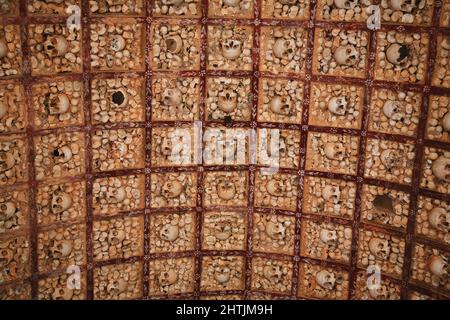 Capela dos Ossos, Knochenkapelle, ein Beinhaus in Faro in Portugal, das zur Barockkarmeliterkirche Nossa Senhora do Carmo aus dem 18. Jahrhundert gehö Stockfoto