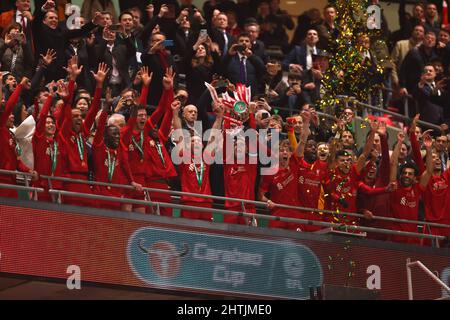 Jordan Henderson von Liverpool hebt den Carabao Cup an - Chelsea gegen Liverpool, Carabao Cup Final, Wembley Stadium, London (Wembley) - 27.. Februar 2022 nur zur redaktionellen Verwendung - es gelten die DataCo-Einschränkungen Stockfoto