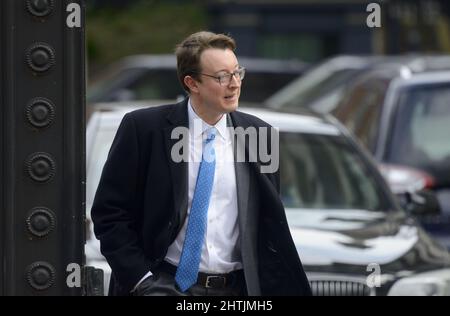 Simon Clarke MP (Con: Middlesbrough South and East Cleveland) Chief Secretary to the Treasury - Verlassen Downing Street über Horse Guards Road nach einem Stockfoto