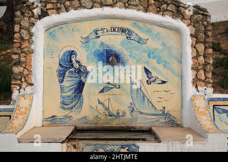 Historischer Brunnen mit Azulejos Kacheln in Carvoeiro, Algarve, Portugal Stockfoto