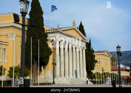 Zappeion Megaron neoklassizistisches Gebäude mit Panoramablick aus dem niedrigen Winkel. Es befindet sich im Zentrum von Athen, in der Nähe des Syntagma-Platzes und neben der Natio Stockfoto