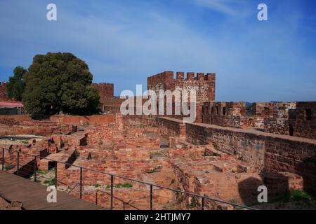 Archäologische Ausgrabung in der Burg von Silves, mittelalterliche Festungsanlage aus dem 12./13. Jahrhundert in der Stadt Silves in der Algarve im Stadtbild Stockfoto