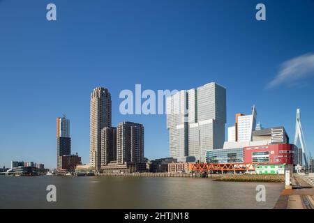 Blick auf die Wilhelminapier mit der beeindruckenden modernen Architektur in Rotterdam, Niederlande Stockfoto