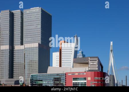 Blick auf mehrere Sehenswürdigkeiten auf der Wilhelminapier wie de Rotterdam, New Luxor und die Erasmus-Brücke, Rotterdam, Niederlande Stockfoto