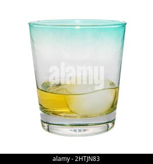 Studiofoto eines Glases mit einem Eiswürfel auf weißem Hintergrund Stockfoto