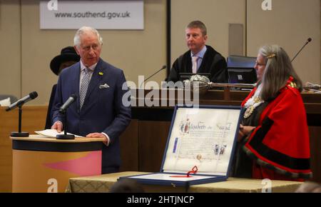 Der Prinz von Wales im Civic Center in Southend-on-Sea nimmt an einer offiziellen ratssitzung Teil, um zu markieren, dass Southend-on-Sea eine Stadt wird. Bilddatum: Dienstag, 1. März 2022. Stockfoto