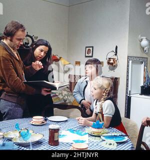 Unser Walter, Miniserie, Deutschland 1974, Darsteller: Regisseur Peter Schubert, Regiessistentin, Bernd Langhammer Stockfoto