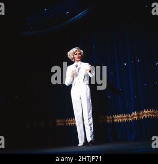 Mary und Gordy, Travesteshow, ARD, 1983, im Bild: Travestiestar Mary Morgan, dargestellt von Georg Preusse. Mary and Gordy, Travestie-Show in der ARD, 1983, im Bild: Travestie-Star Mary Morgan, gespielt von Georg Preusse. Stockfoto