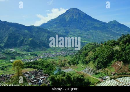 Mount Sindoro in Zentral-Java. Wunderschöne Aussicht auf die Berge im Hochland Stockfoto