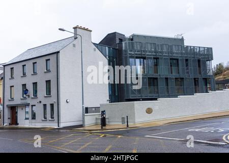 Eine Garda Síochána Station, Irisches Polizeibüro, wurde kürzlich modernisiert und erweitert, Donegal Town, County Donegal, Irland Stockfoto