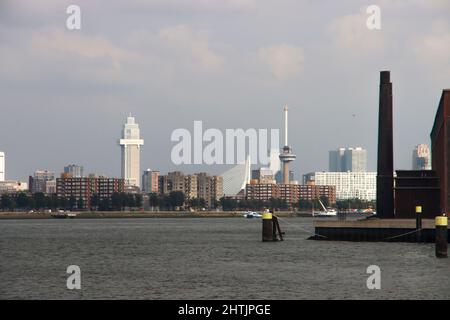 Skyline von Rotterdam gesehen im ehemaligen RDM-Gebiet von Heijplaat im Hafen von Rotterdam in den Niederlanden Stockfoto