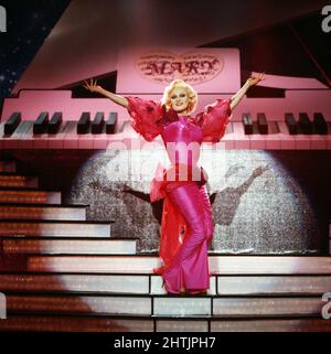 Die Mary Show, Travestie-Show mit Mary aka Georg Preuße, Folge 1 in rosa Abendrobe, Deutschland 1991. Stockfoto