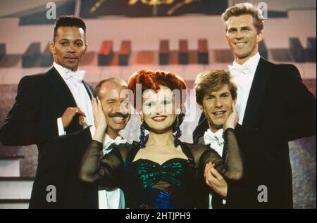 Die Mary Show, Travestie-Show mit Mary aka Georg Preuße, Folge 6 im Song 'The Party is Over', Deutschland 1991. Stockfoto