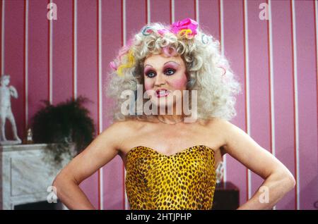 Die Mary Show, Travestie-Show mit Mary aka Georg Preuße, Folge 6 im Sketch 'Anstandsbesuch', Deutschland 1991. Stockfoto