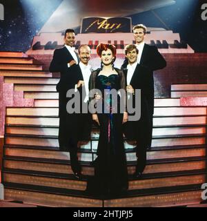 Die Mary Show, Travestie-Show mit Mary aka Georg Preuße, Folge 6 im Song 'The Party is Over', Deutschland 1991. Stockfoto