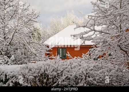 Schönen sonnigen Tag im Winter mit Blick auf die Blockhütte Stockfoto