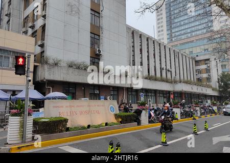 SHANGHAI, CHINA - 1. MÄRZ 2022 - Ruijin Hospital suspendiert ambulante Leistungen, 1. März 2022, Shanghai, China. Stockfoto