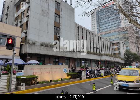 SHANGHAI, CHINA - 1. MÄRZ 2022 - Ruijin Hospital suspendiert ambulante Leistungen, 1. März 2022, Shanghai, China. Stockfoto