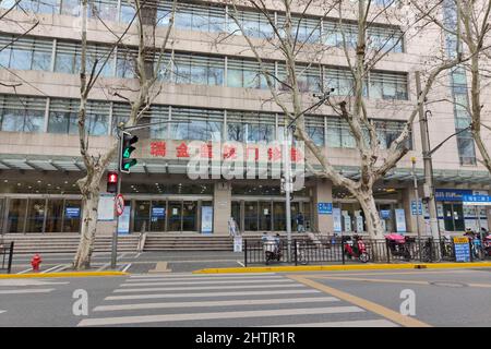 SHANGHAI, CHINA - 1. MÄRZ 2022 - Ruijin Hospital suspendiert ambulante Leistungen, 1. März 2022, Shanghai, China. Stockfoto