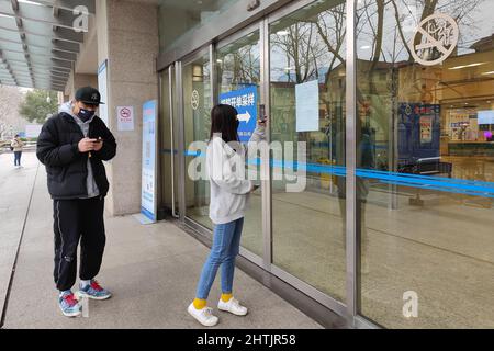 SHANGHAI, CHINA - 1. MÄRZ 2022 - Ruijin Hospital suspendiert ambulante Leistungen, 1. März 2022, Shanghai, China. Stockfoto