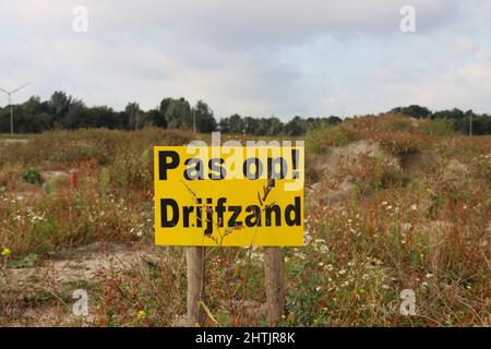 Schild für Treibsand auf Feldern, auf denen in Waddinxveen ein neues Wohnviertel entstehen wird Stockfoto