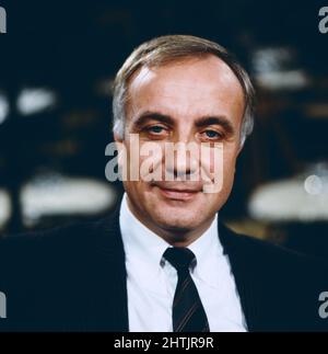 Fritz Pleitgen, deutscher Journalist, ARD-Auslandskorrepldent, Portrait um 1987. Fritz Pleitgen, deutscher Journalist, Korrespondent von ARD TV International, Porträt um 1987. Stockfoto