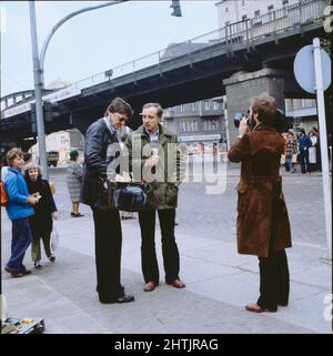 Fritz Pleistgen, deutscher Journalist, ARD Korrespondent in Ost-Berlin, hier mit einem Kamerateam, 1981. Fritz Pleistgen, deutscher Journalist, ARD-TV-Korrespondent in Ost-Berlin, hier mit Kamerateam, 1981. Stockfoto