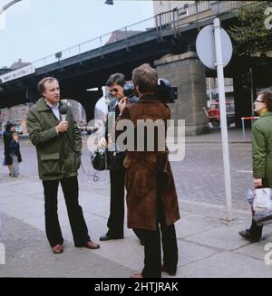 Fritz Pleistgen, deutscher Journalist, ARD Korrespondent in Ost-Berlin, hier mit einem Kamerateam, 1981. Fritz Pleistgen, deutscher Journalist, ARD-TV-Korrespondent in Ost-Berlin, hier mit Kamerateam, 1981. Stockfoto