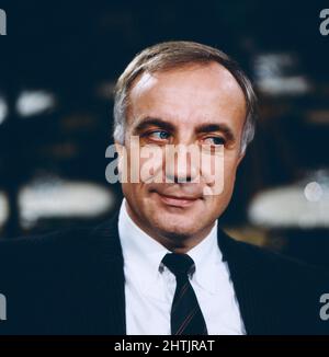 Fritz Pleitgen, deutscher Journalist, ARD-Auslandskorrepldent, Portrait um 1987. Fritz Pleitgen, deutscher Journalist, Korrespondent von ARD TV International, Porträt um 1987. Stockfoto