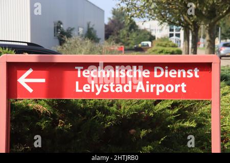 Hinweisschild zu den technischen Dienstleistungen des Flughafens Lelystad in den Niederlanden Stockfoto