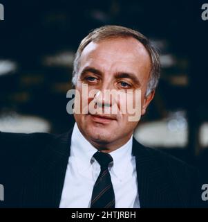 Fritz Pleitgen, deutscher Journalist, ARD-Auslandskorrepldent, Portrait um 1987. Fritz Pleitgen, deutscher Journalist, Korrespondent von ARD TV International, Porträt um 1987. Stockfoto