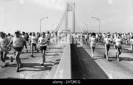 Läufer überqueren die Verrazzano Bridge von Staten Island nach Brooklyn, auf der ersten Meile des New York Marathons 1981. Stockfoto