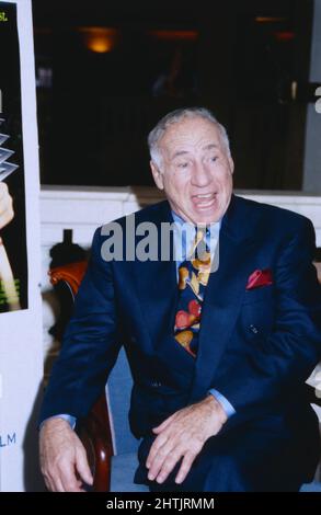 Mel Brooks, amerikanischer Komiker, Schauspieler, Regisseur, Theaterproduzent und Drehbuchautor, Hier bei der deutschen Kinopremiere eines Films: Robin Hood, Helden in Strumpfhosen, 1994. Mel Brooks, amerikanischer Komiker, Schauspieler, Regisseur, Theaterproduzent und Drehbuchautor, hier bei der deutschen Kinopremiere seines Films: Robin Hood, Men in Tights, 1994. Stockfoto