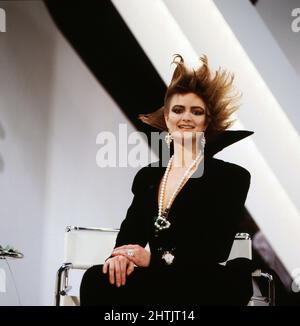 Fürstin Gloria von Thurn und Taxis mit Punkfrisur des Münchner Star-Coiffeurs Gerhard Meir, Portrait von 1986. Prinzessin Gloria von Thurn und Taxis mit Punk-Frisur von Münchner Star-Friseur Gerhard Meir, Portrait 1986. Stockfoto