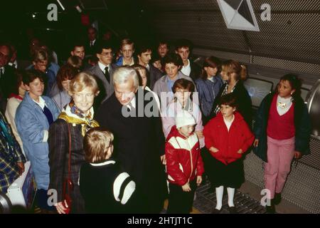 Richard von Weizsäcker Bundespräsident von Deutschland, mit seiner Frau Marianne beim Besuch der Bavaria Filmstudios in München, 1984. Richard von Weizsäcker, Bundespräsident, mit seiner Frau Marianne zu Besuch in den Bavaria Filmstudios in München, 1984. Stockfoto