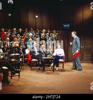 Das ist ihr Leben, ZDF Sendung mit prominenten Gästen, die über ihr Leben erzählen, moderiert von Carlheinz Hollmann, rechts, hier als Star-Gäste: Schauspielerin Lilli Palmer mit Ehemann Carlos Thompson und Hildegard Knef, 1977. ZDF-Programm mit prominenten Gästen, die über ihr Leben sprechen, moderiert von Carlheinz Hollmann, rechts, hier als Stargäste: Schauspielerin Lilli Palmer mit Ehemann Carlos Thompson und Hildegard Knef, 1977. Stockfoto