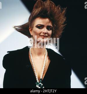 Fürstin Gloria von Thurn und Taxis mit Punkfrisur des Münchner Star-Coiffeurs Gerhard Meir, Portrait von 1986. Prinzessin Gloria von Thurn und Taxis mit Punk-Frisur von Münchner Star-Friseur Gerhard Meir, Portrait 1986. Stockfoto