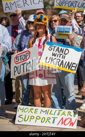 Santa Barbara, Usa. 28.. Februar 2022. Santa Barbara Rallye für die Ukraine im Santa Barbara County Courthouse in Santa Barbara, CA am 28. Februar 2022. Die Kundgebung wurde abgehalten, um alle Ukrainer, Russen und Amerikaner aus der Region Santa Barbara einzuladen, ihre Unterstützung auszudrücken, um der Ukraine zu helfen, Putins Krieg zu beenden. (Foto: Rod Rolle/Sipa USA) Quelle: SIPA USA/Alamy Live News Stockfoto