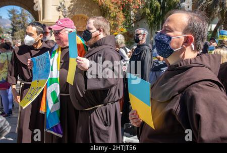 Santa Barbara, Usa. 28.. Februar 2022. Pater Larry Gosselin und die Franziskaner der Provinz Santa Barbara. Santa Barbara Rallye für die Ukraine im Santa Barbara County Courthouse in Santa Barbara, CA am 28. Februar 2022. Die Kundgebung wurde abgehalten, um alle Ukrainer, Russen und Amerikaner aus der Region Santa Barbara einzuladen, ihre Unterstützung auszudrücken, um der Ukraine zu helfen, Putins Krieg zu beenden. (Foto: Rod Rolle/Sipa USA) Quelle: SIPA USA/Alamy Live News Stockfoto